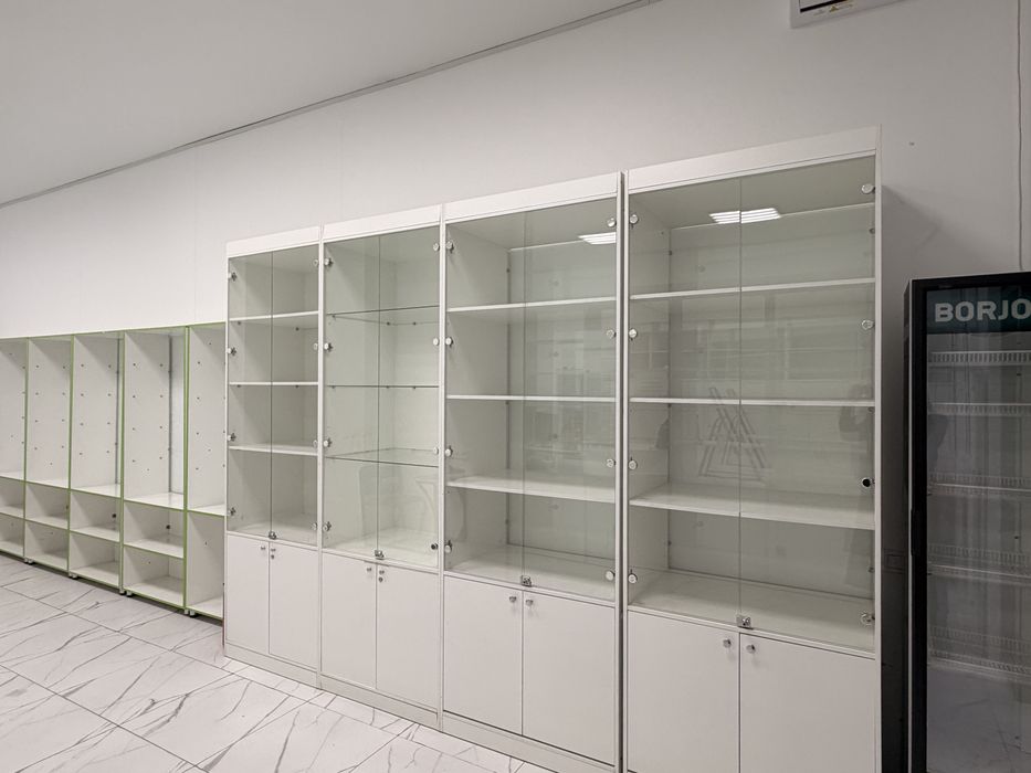 Продаются витринные шкафы для аптеки / магазина