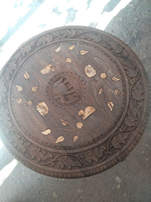 Продавам старинна дървена масичка ръчна дърворезба