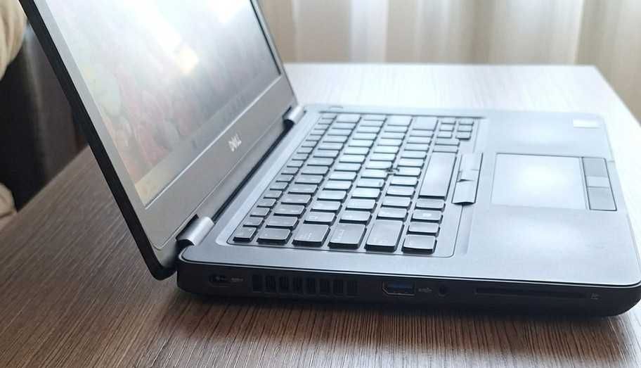 Продавам надежден и здрав бизнес лаптоп Dell Latitude 5490. Перфектен за работа, учене, офис задачи, филми и сърфиране в интернет.