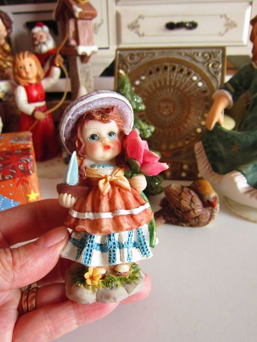 cadou inedit Fetita cu palarie miniatura vintage Germania impecabila