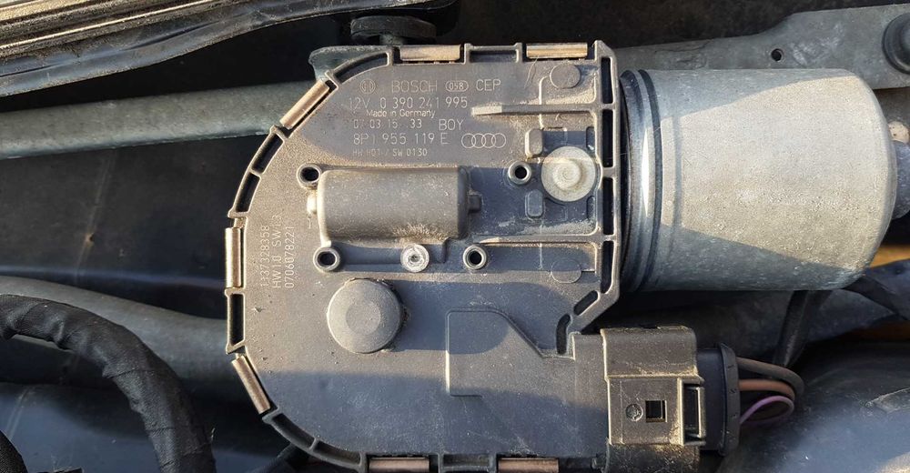 Продавам моторче за предни чистачки Ауди а3 8п 2003 / a3 8p