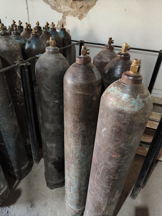 Продам кислородные и углекислый баллоны