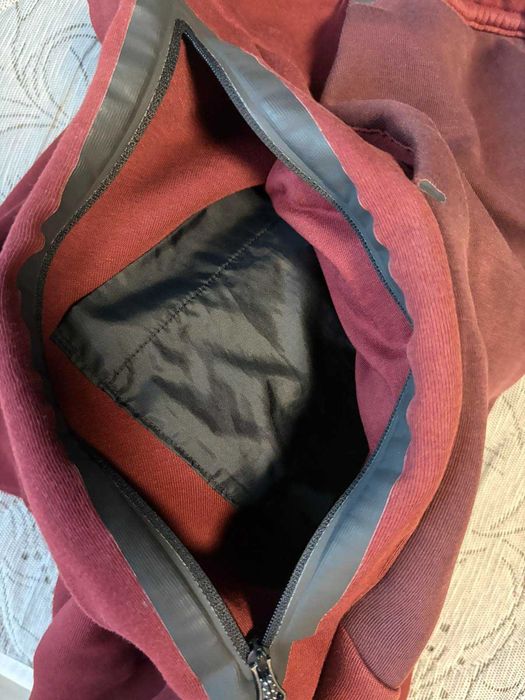 Nike tech fleece долнище цвят бордо размер С но отговаря и на М цена 55 евро без следи от употреба