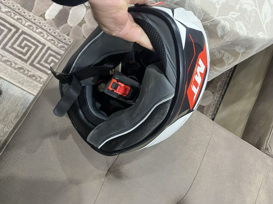 Мото каска и ръкавици