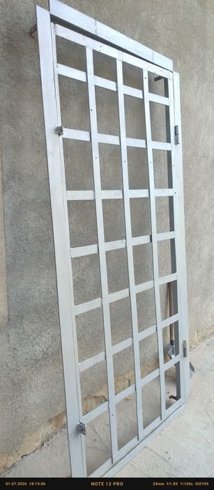 Метална решетъчна врата с каса от винкел.