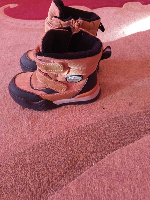 Продавам. детски апрески за момче.