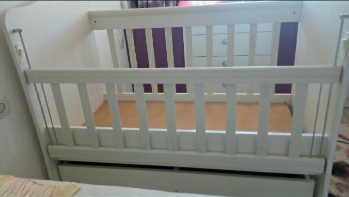 Детска кошара Тони / бебешко легло с люлеещ механизъм