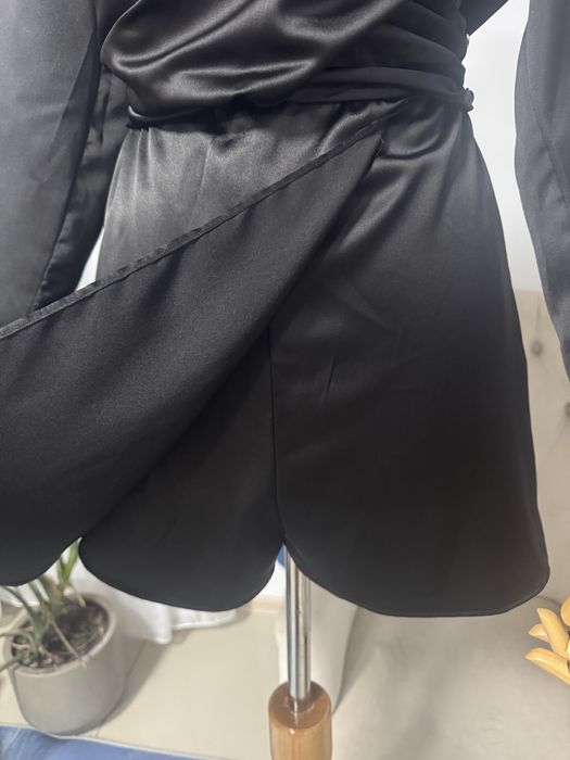 Salopeta scurta satinata de cocktail cu maneci lungi Zara marimea S