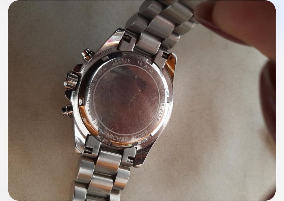 Два броя часовници Michael Kors