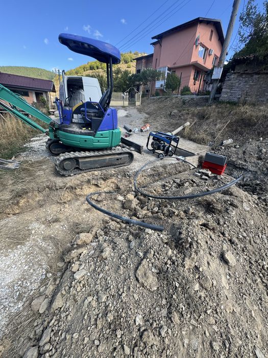 Изкопни дейности с мини багер и самосвал