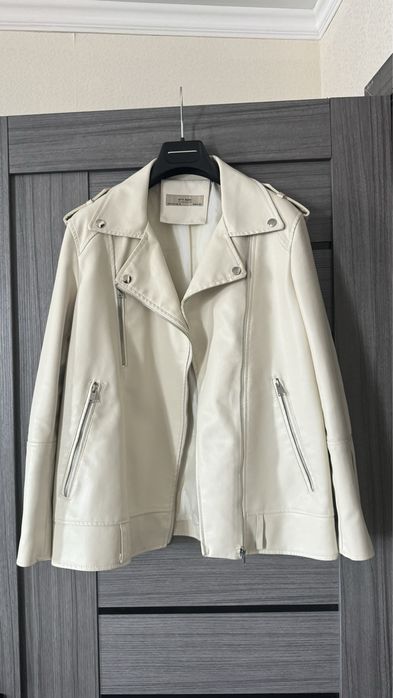 Кожаная куртка молочная