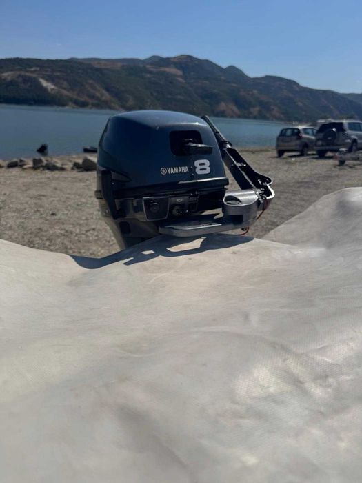 Продава се моторна лодка с колесар