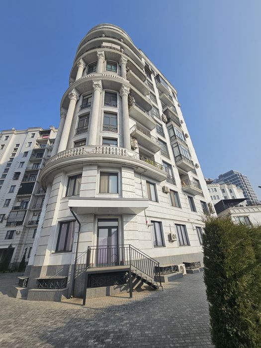 Продаётся просторный квартира Новостроенным доме " Minor River "