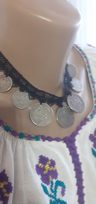 Salbă veche cu bani ,costum popular.