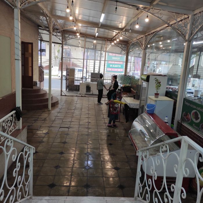 Чирчиқ шаҳри марказида ишлаб турган кафе сотилади.