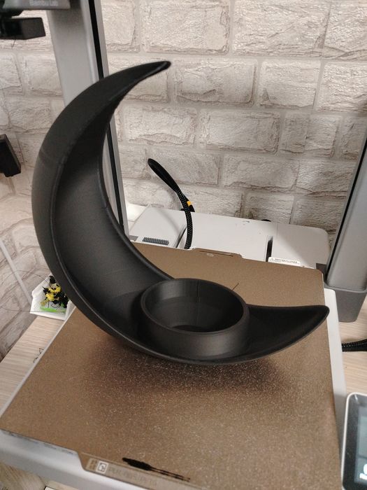 Саксия във формата на Луна