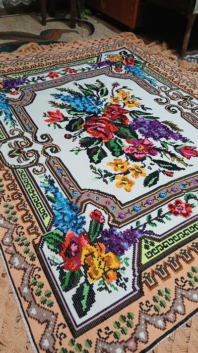 Față de masă tradițională țesută