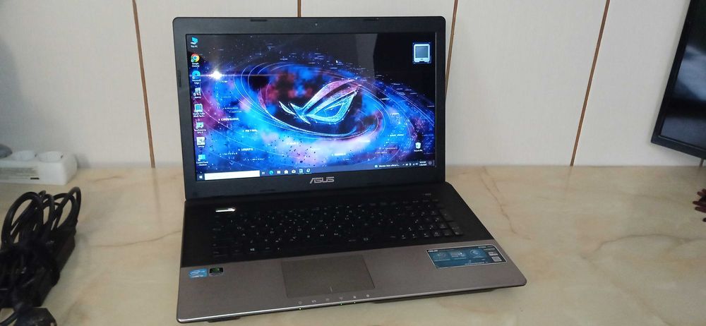 ASUS i7 Display Mare 17 8Gb ddr3 2 x placi video 2GB SSD gaming laptop