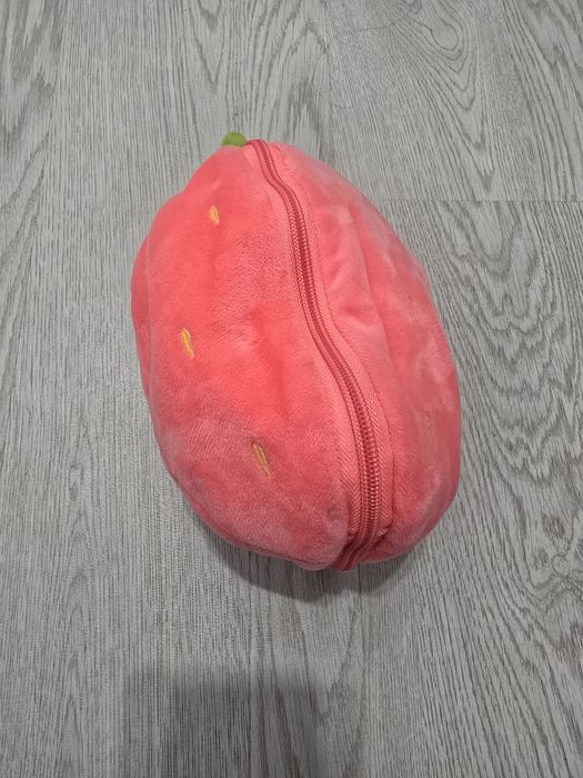 игрушка зайчик в клубничке