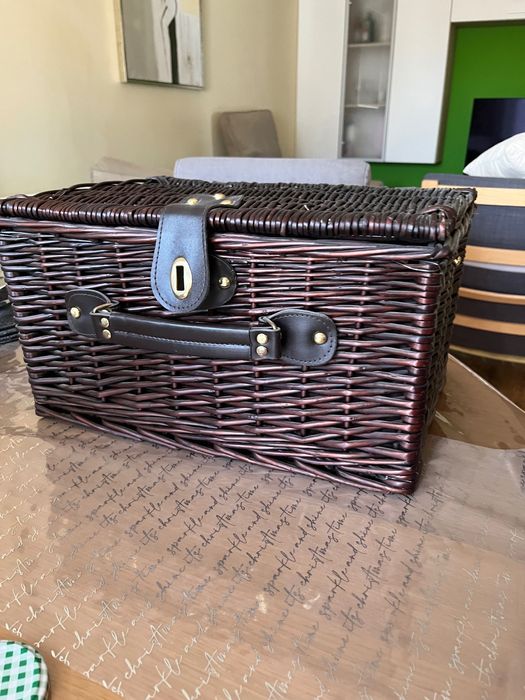 Coș de picnic nou – complet echipat pentru 4 persoane