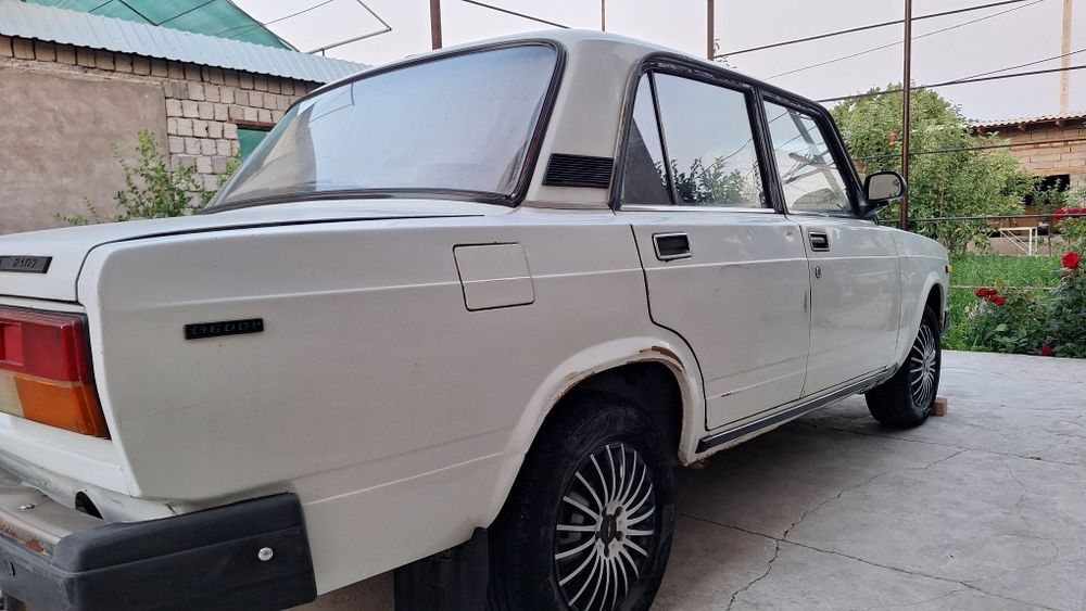 Vaz 2107 sotiladi