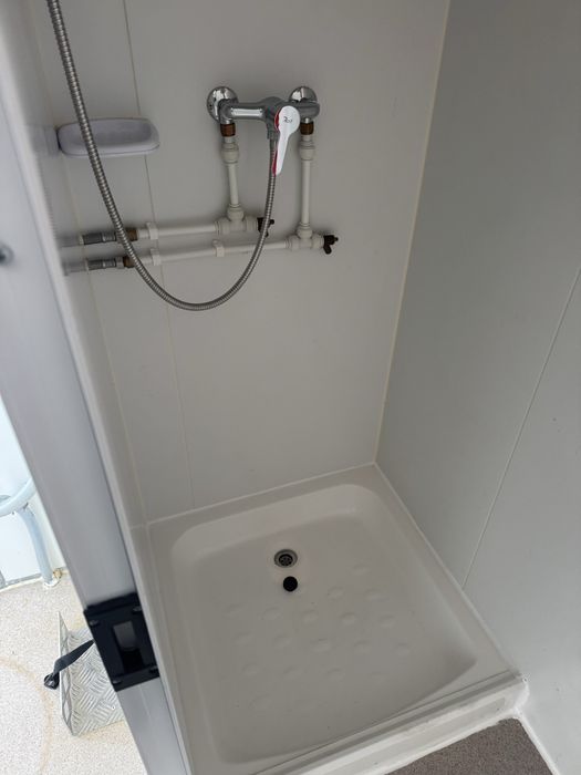 Remorcă de locuit complet echipată cu baie, duș, toaletă și bucătărie