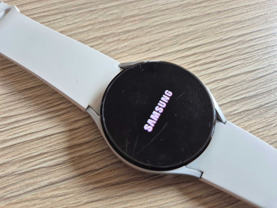 Samsung Galaxy Watch 4 (40mm, Сребрист) с бяла каишка – ЗАБЕЛЕЖКИ по дисплея