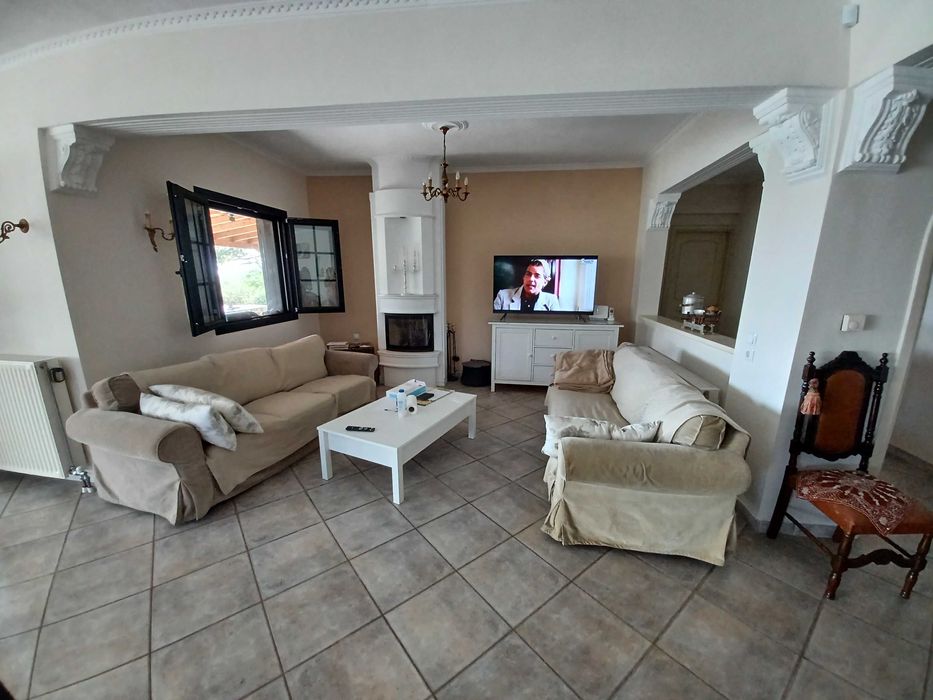 Продава лукс вила с площ 350 м2 и двор 3800 м2 в Стара Врасна, Гърция