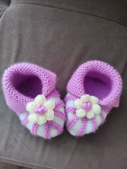 Ръчно плетени бебешки терлички и шапка