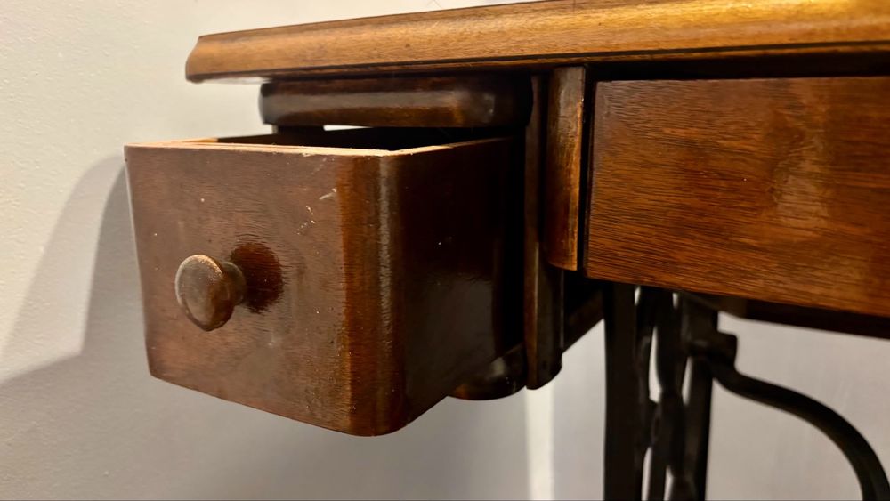 Lavoar baie pe masă de cusut Singer originală, restaurată, design unicat