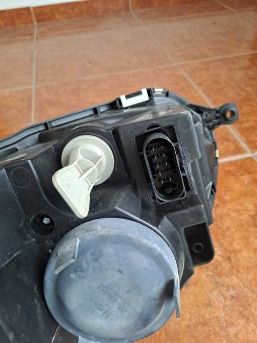 Far dreapta VW Golf 5 Europa volan stanga