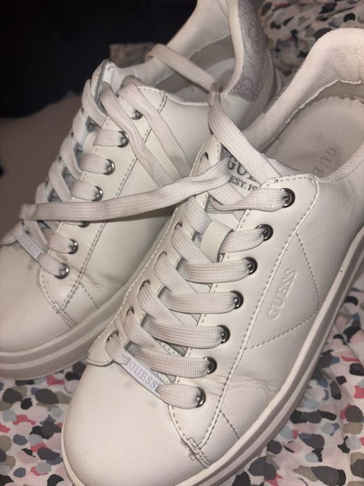 Обувки Guess Elbina