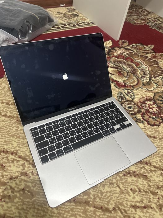 Продам Macbook air 2020