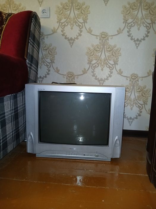 Продаётся телевизор (старый модель)