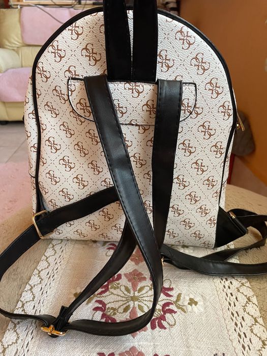 Раничка на марката Guess