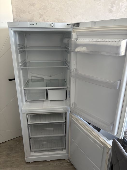 Холодиьник Indesit в отличном состояние