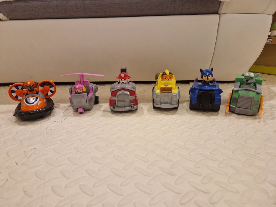 Set masini cu figurine Paw Patrol
Stare foarte buna.