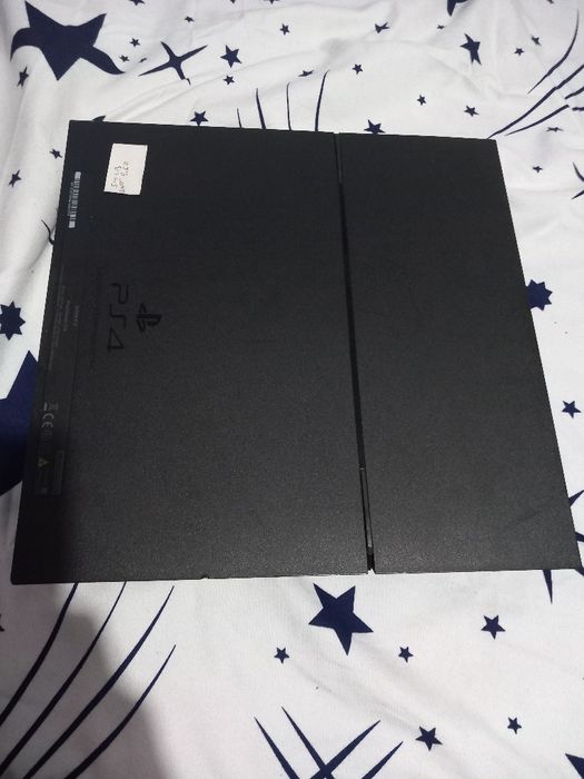 Vând PS4 pro . Un singur controller