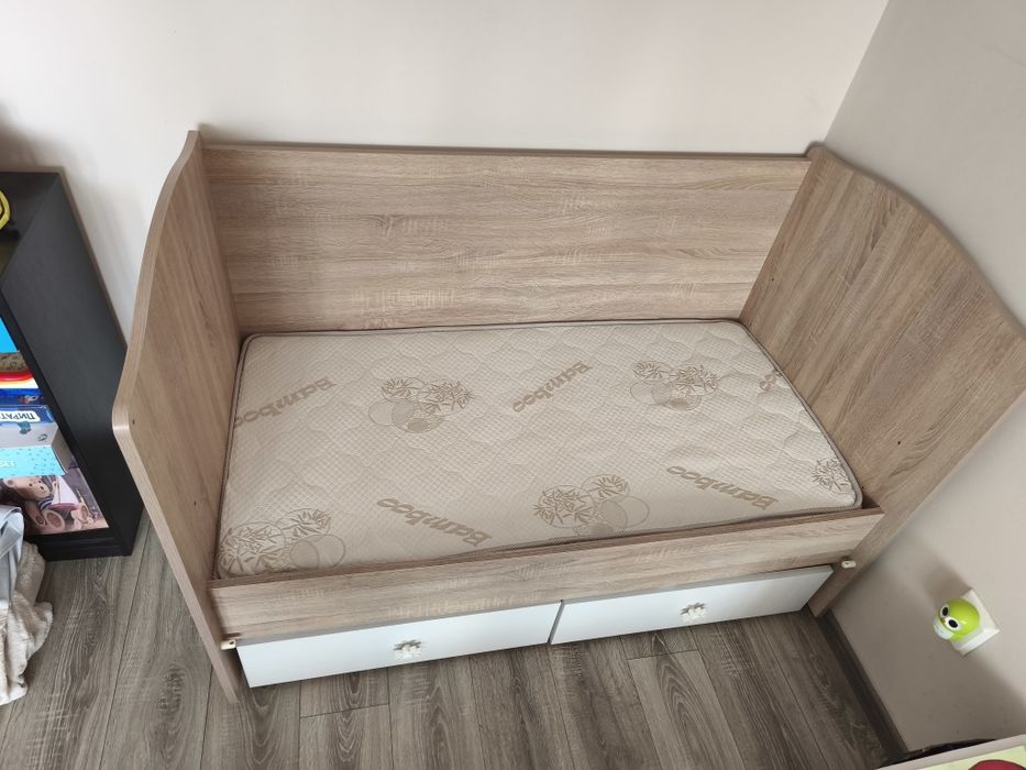 Детско / Бебешко легло с люлеещ се механизъм