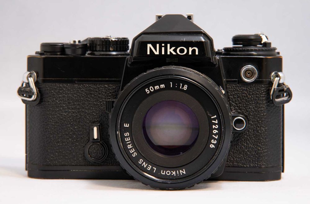 Kit aparat film Nikon FE cu obiectiv Nikon 50 1.8