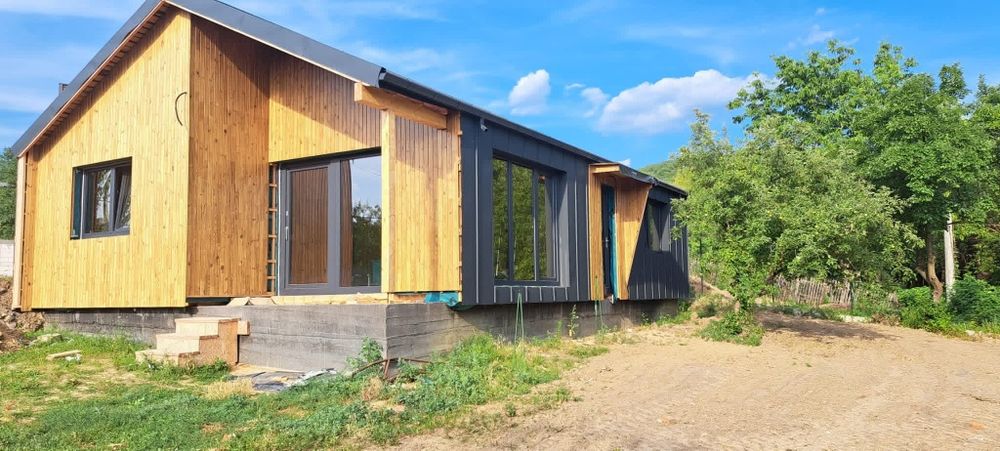 Vindem case modulare cu două dormitoare baie bucătărie și living