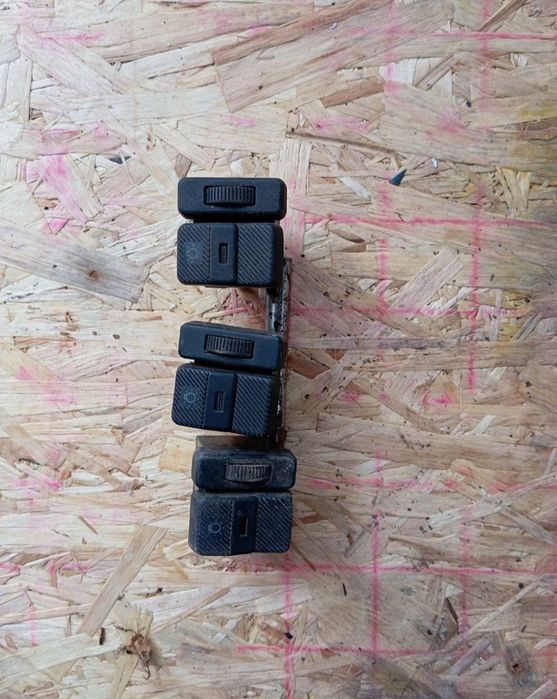 Запчасти на Volkswagen Passat B3:
Кронштейн двигателя 2 тыс.тг.новый,