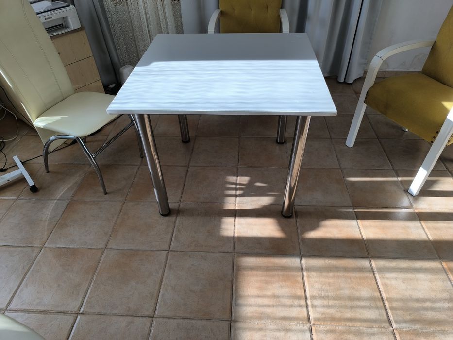 Продавам кухненска маса с 4 регулируеми крака