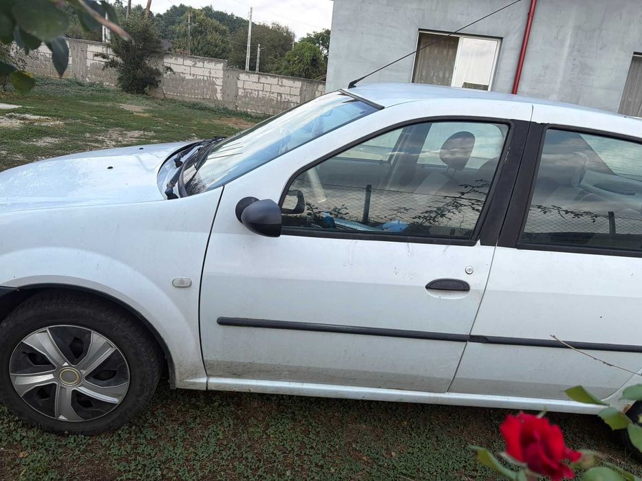 Vând Dacia Logan