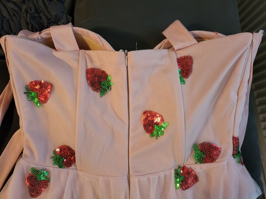 Set rochie mama- fiica identice, model căpșuni, făcute pe comanda, cu mici defecte prinse în poză