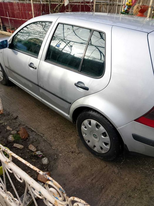 Volkswagen Golf 4 / 2002  /1.4 benzină  5.500 lei
