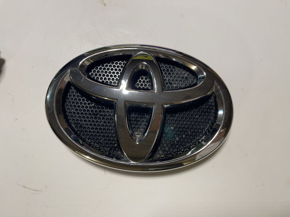 Эмблема Тойота Хайлюкс 2018 год