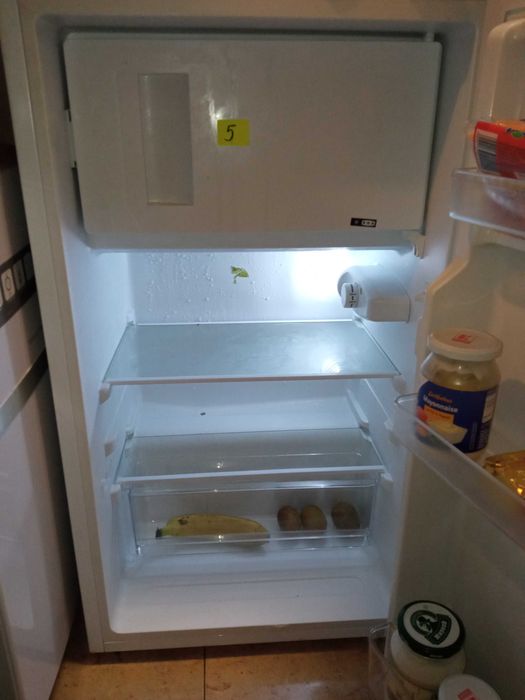 Малък хладилник Arielli