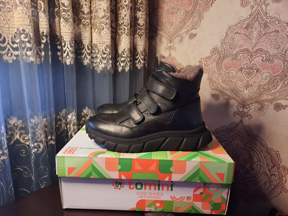 Продам кожаные ботинки на мальчика 34 размер.