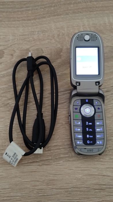 Продавам работещ телефон Motorola V197